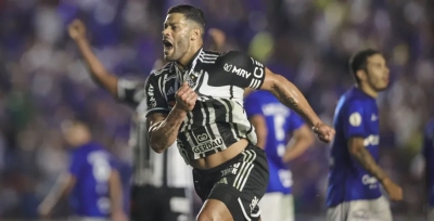 Com gol incrível de Hulk, Atlético-MG vence Cruzeiro no Brasileirão