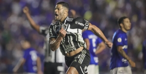 Com gol incrível de Hulk, Atlético-MG vence Cruzeiro no Brasileirão