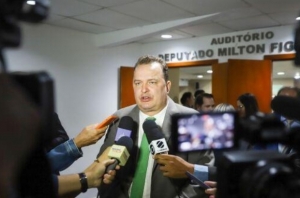 Max afirma que políticos do PSB estão &quot;parados&quot; e mantém convite a Botelho