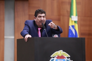 Dr. João vota contra projeto que proíbe a pesca em MT