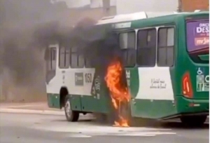 Vídeo mostra ônibus sendo destruído por chamas em Cuiabá