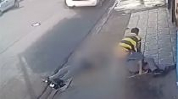Homem rendido desarma PM, atira em 2 policiais e foge; veja vídeo