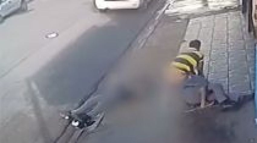 Homem rendido desarma PM, atira em 2 policiais e foge; veja vídeo
