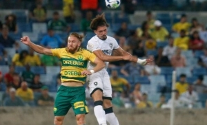 Cuiabá perde na Arena Pantanal e Botafogo se isola na liderança do Brasileirão