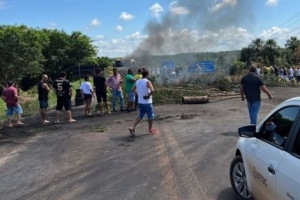 Manifestantes bolsonaristas em rodovia