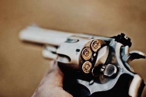 Adolescente é apreendida com revólver calibre 38 na bolsa