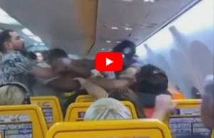 Passageiros entram em luta corporal por causa de lugar na janela em voo; veja vídeo