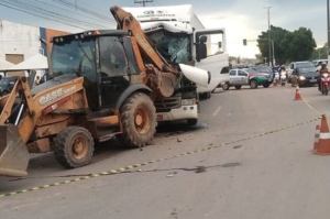 Acidente matou mecânico de retroescavadeira e feriu motorista de caminhão