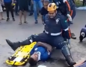 Socorrista do Samu escorrega e cai em cima de paciente