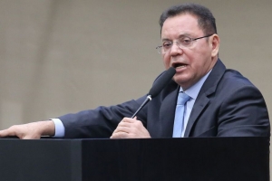 Botelho cutuca rivais com &quot;padrinhos&quot;: &quot;Tenho meu nome&quot;