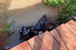 Queda de ponte com motocicleta provoca morte de 2 homens em Nova Olímpia