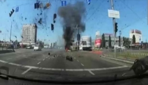 Míssil cai em avenida e quase atinge carros