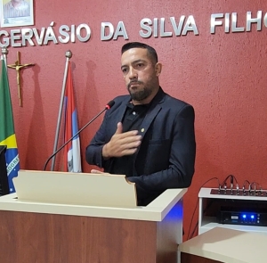 Indignado, vereador desportista fala para sair de casa, tem que &quot;driblar&quot; os buracos da sua rua