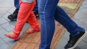Mãe encontra sangue na cama e descobre que namorado estuprou filha de 5 anos