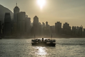Uma balsa atravessa o Victoria Harbour em Hong Kong em 10 de novembro de 2022