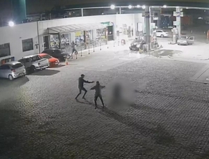 Homem é assassinado a tiros em posto de gasolina; vídeo