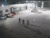 Homem é assassinado a tiros em posto de gasolina; vídeo