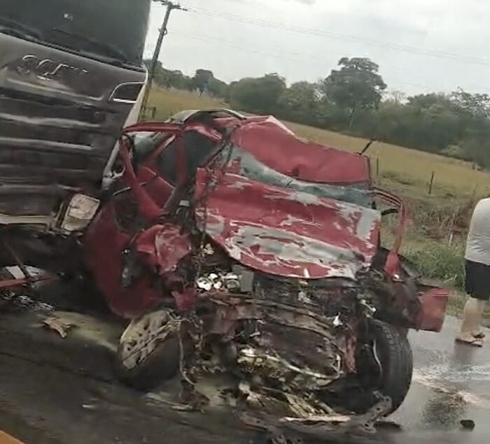 Acidente com carreta e veículo deixa dois mortos e BR-163 bloqueada em Rosário