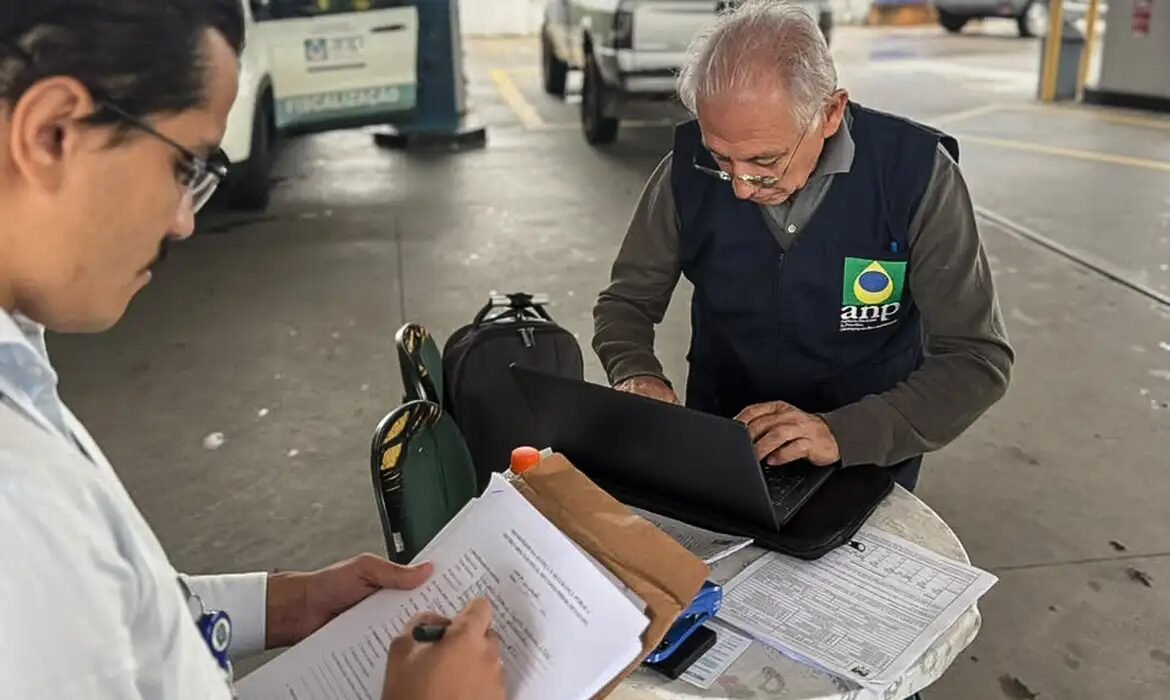 ANP multa distribuidoras em R$ 200 milhões por preço abusivo