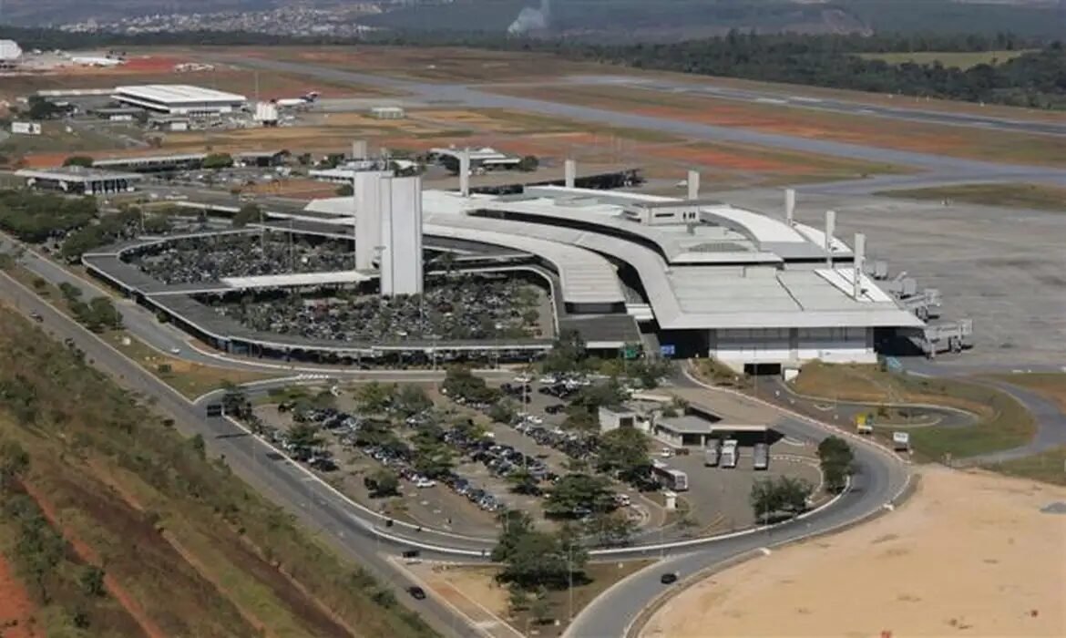 Aeroporto de Confins tem pousos e decolagens suspensos por falha na pista