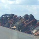 Carreta carregada com sementes de soja tomba na BR-163 em Lucas do Rio Verde