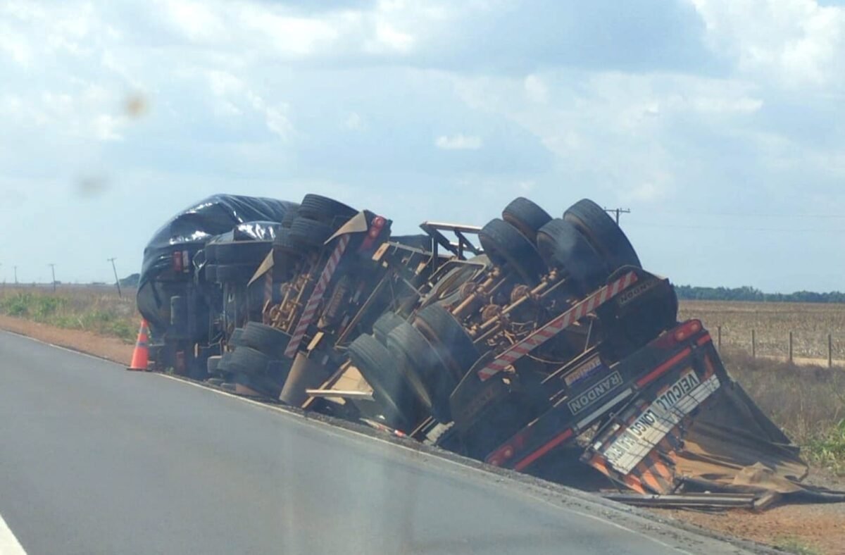 Carreta carregada com sementes de soja tomba na BR-163 em Lucas do Rio Verde