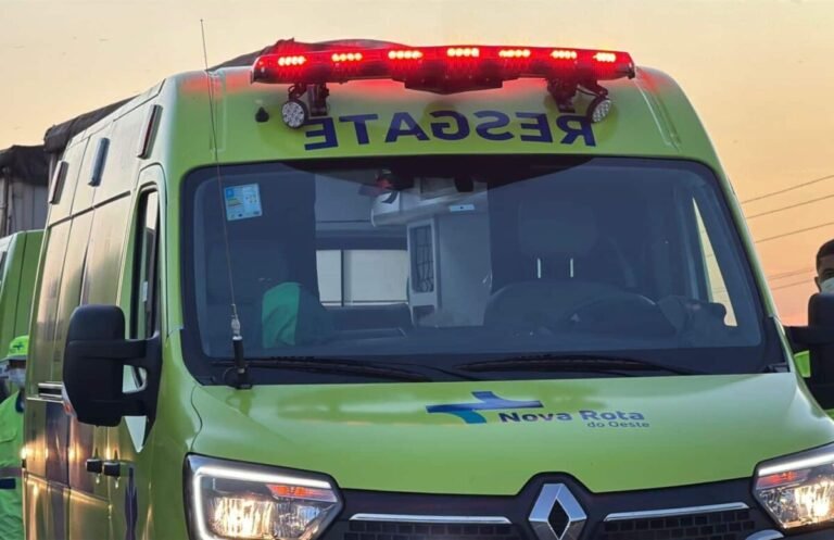 Carreta tomba e motorista morre em rodovia de Mato Grosso
