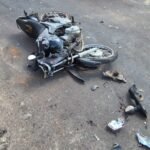Carro pega fogo após colisão com moto no centro de Sinop; uma pessoa é hospitalizada