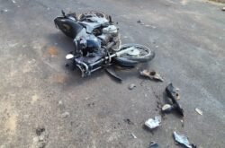 Carro pega fogo após colisão com moto no centro de Sinop; uma pessoa é hospitalizada
