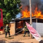 Casa é tomada por chamas e incêndio quase destrói residência vizinha em Guarantã
