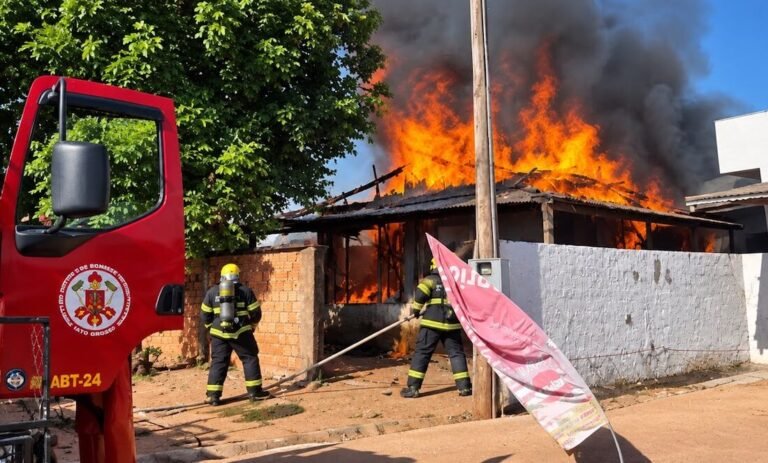 Casa é tomada por chamas e incêndio quase destrói residência vizinha em Guarantã