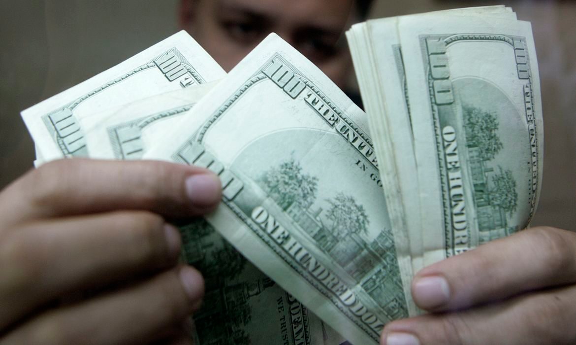 Dólar avança para perto de R$ 5,17 impulsionado por exterior e eleições