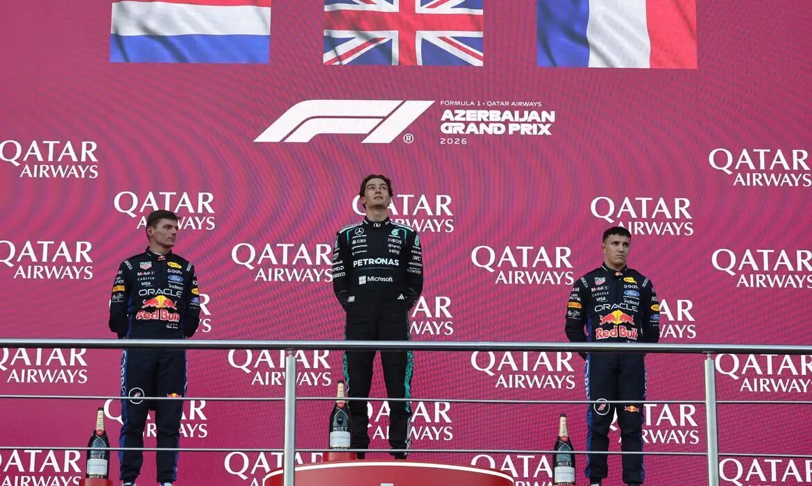 George Russell vence GP do Azerbaijão após pressão de Verstappen