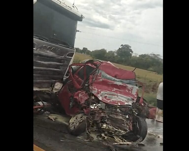 Identificados dois mortos em acidente entre carreta e picape na BR-163 em Rosário