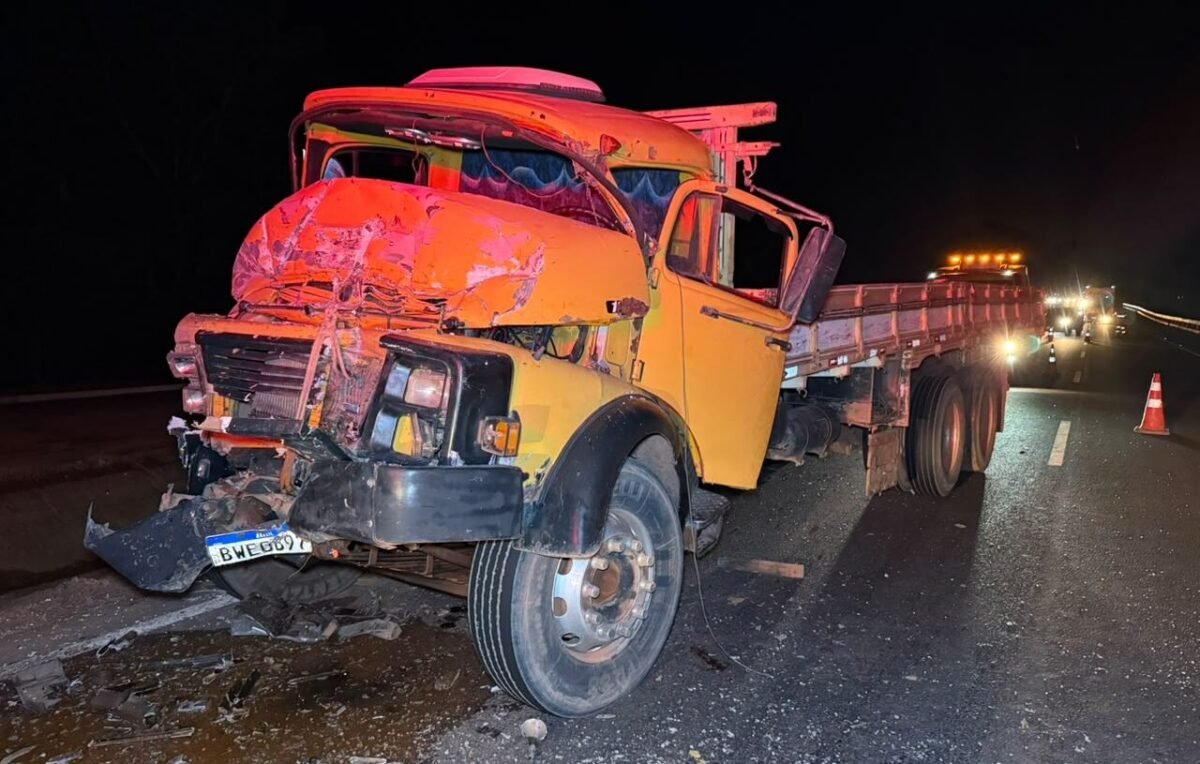 Sinop: condutor sofre fraturas após colisão de carreta e caminhão na BR-163