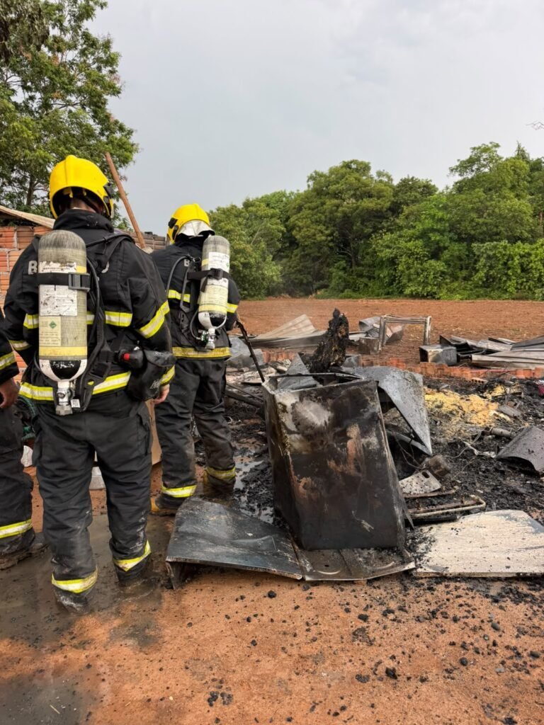 Sorriso: incêndio destrói casa em assentamento; animais são socorridos
