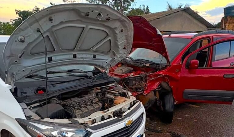 Três ficam feridos em colisão entre carros no Nortão