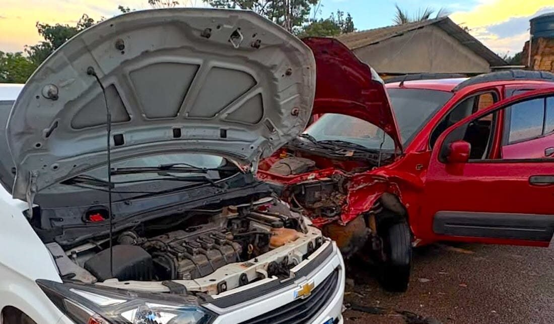 Três ficam feridos em colisão entre carros no Nortão