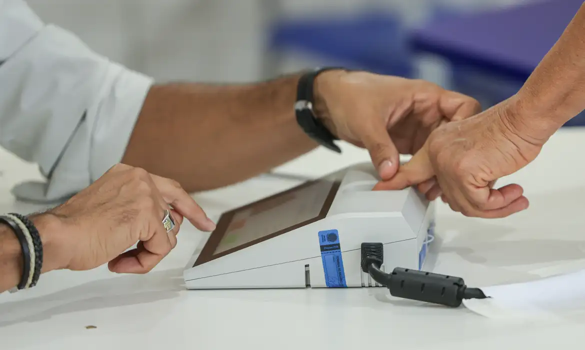 Eleitores vão às urnas neste domingo para escolher o presidente do país