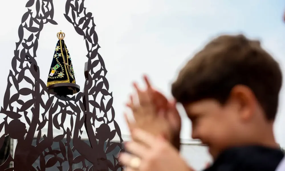 Nossa Senhora Aparecida reúne milhões de fiéis e simboliza a fé do povo brasileiro