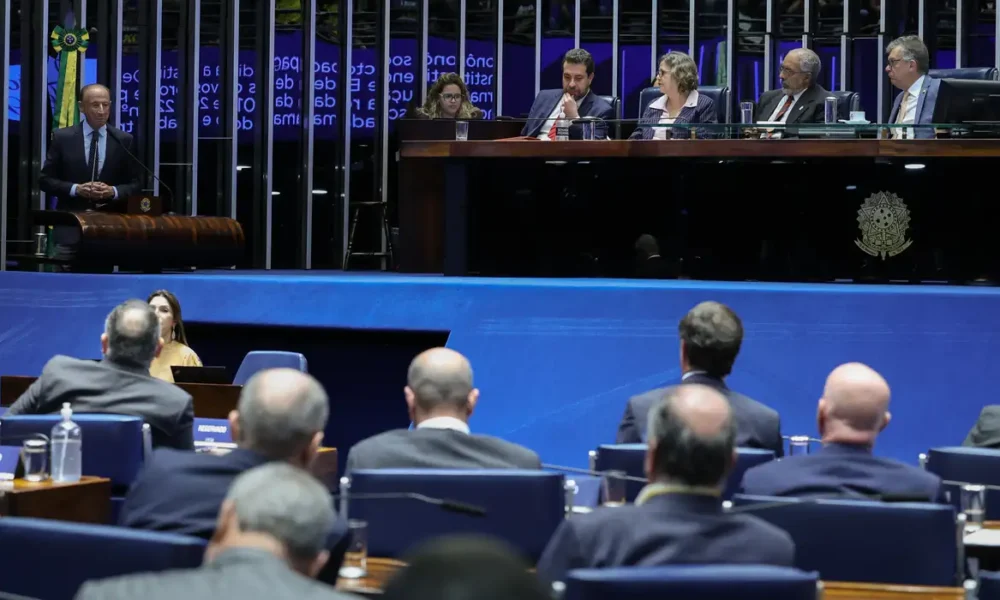 Senado aprova em primeiro turno PEC que acaba com a escala de trabalho 6×1