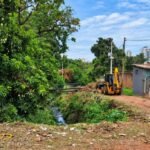 Prefeitura retira cerca de 20 caminhões de resíduos do Córrego Abacaxi, no Bela Vista