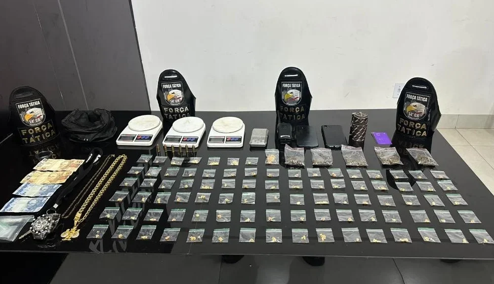 Força Tática prende casal com rádio na frequência da polícia e descobre droga em árvore