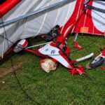 Bombeiros socorrem homem ferido em acidente com trike voador
