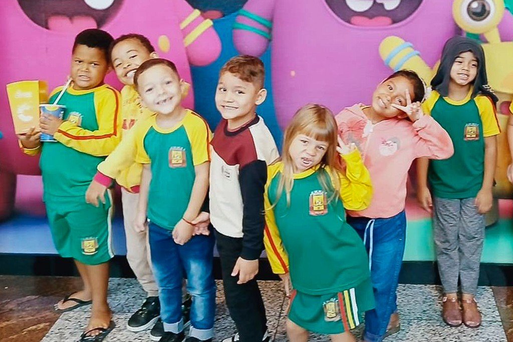 Alunos da EMEB Waldemiro Bertulio Delgado vivem dia de diversão e aprendizado em passeio ao shopping