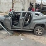 Motorista atropela motociclista,  derruba poste durante perseguição e é preso