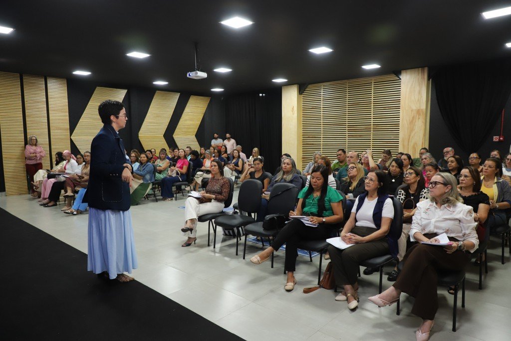 Maria Fernanda reúne diretores e antecipa planejamento para o ano letivo de 2027