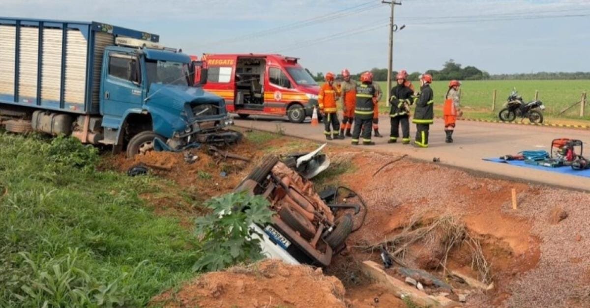 Batida entre caminhão e picape deixa dois mortos na rodovia BR-163 em MT durante esta manhã