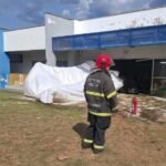 Corpo de Bombeiros socorre piloto após queda de avião agrícola em creche de Campo Verde; não houve outros feridos