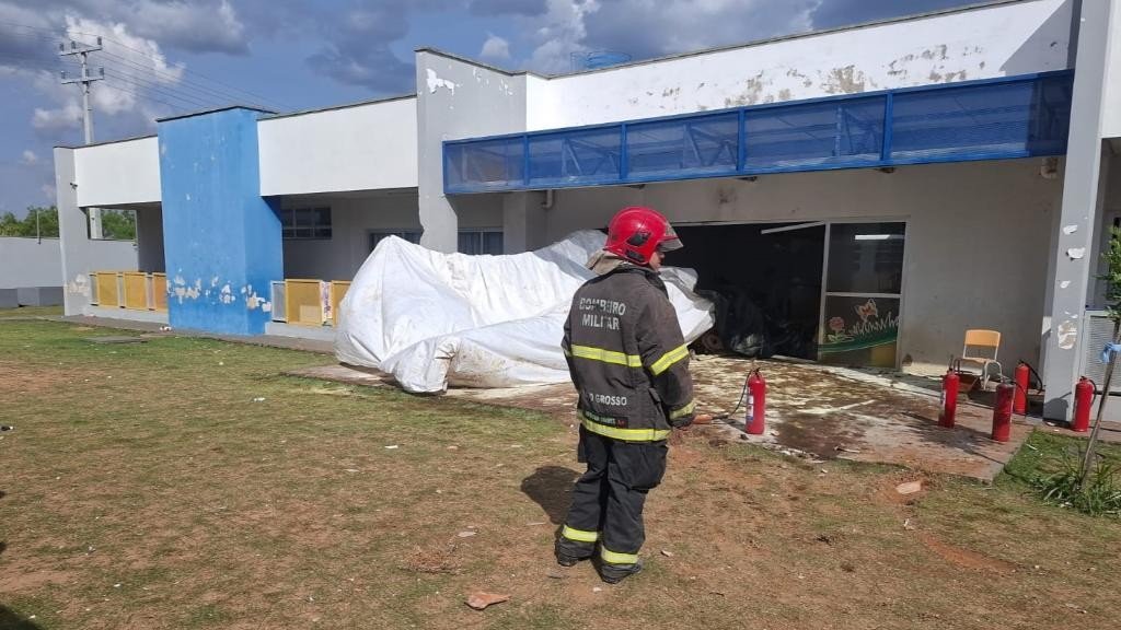 Corpo de Bombeiros socorre piloto após queda de avião agrícola em creche de Campo Verde; não houve outros feridos